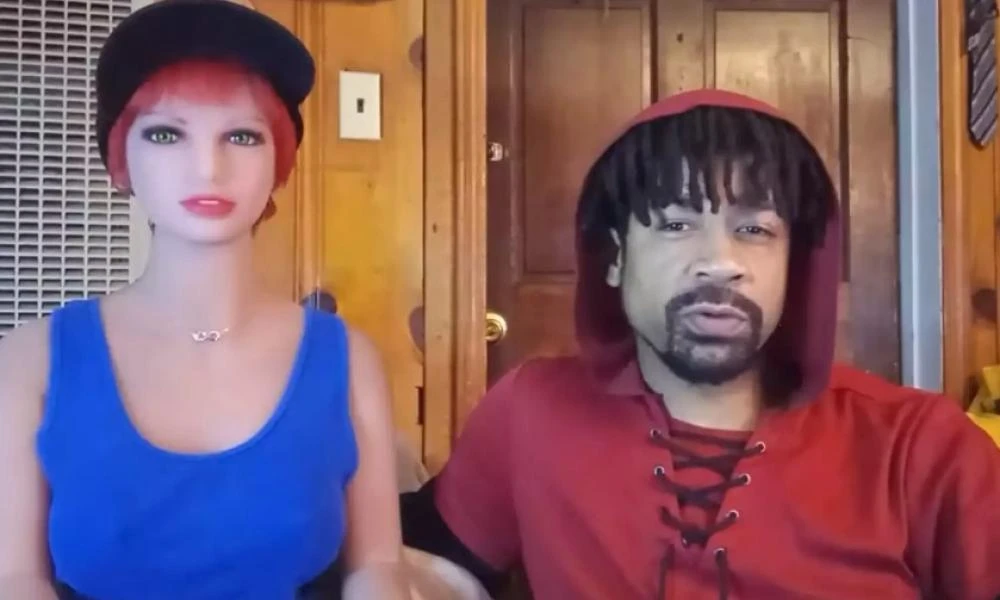 Και μη χειρότερα....YouTuber έχει σχέσεις με ερωτικές κούκλες επειδή νιώθει την «αποδοχή» (βίντεο)